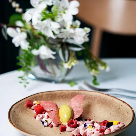 Апартаменты Palace Of Culture 2-bedroom Retreat On Skobelev Blvd *